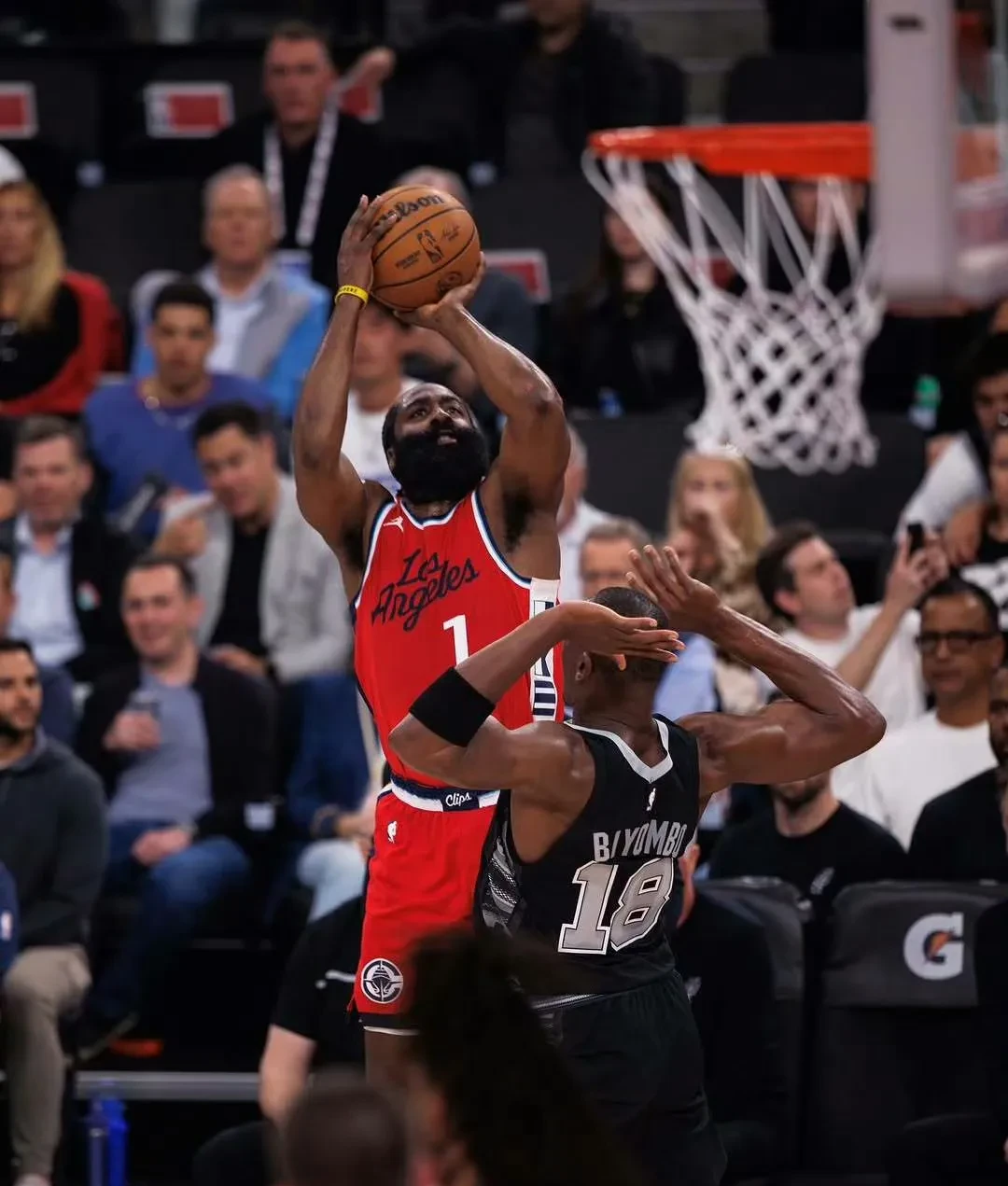 包含里程碑夜！洛杉矶湖人手感冰凉；德国杯加时末段刷纪录；赛场秩序良好；身体对抗强度拉满的词条